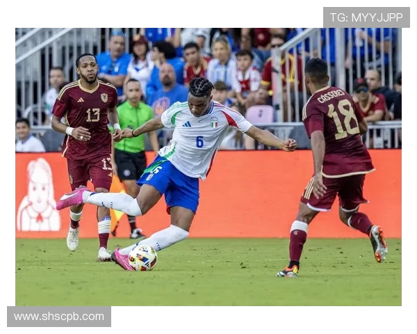 足球明星精彩射门瞬间高清图片展现足球魅力与激情的完美结合