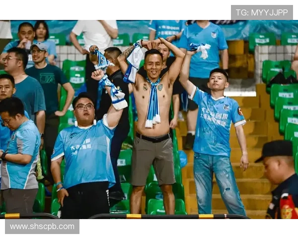 足球明星如何在不同场合对待粉丝展现出明显差别的现象探讨